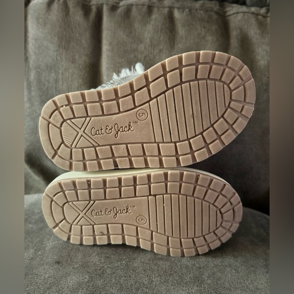 Cat & Jack Silver Star
Boots - Size 5 - Picture 4 of 4